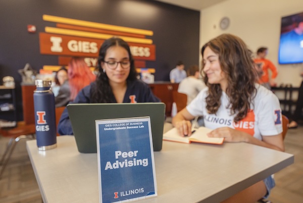 Students in the Success Lab participating in peer advising